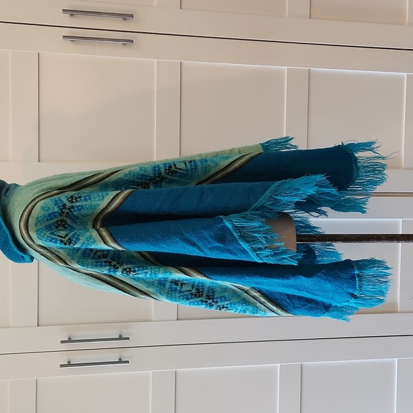 Blue and Green Turquoise Fringed Southwest Style Poncho - Picture 4 of 5